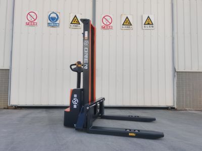 气泡袋和纸板 1600-3500mm 定制电动电池托盘堆垛机